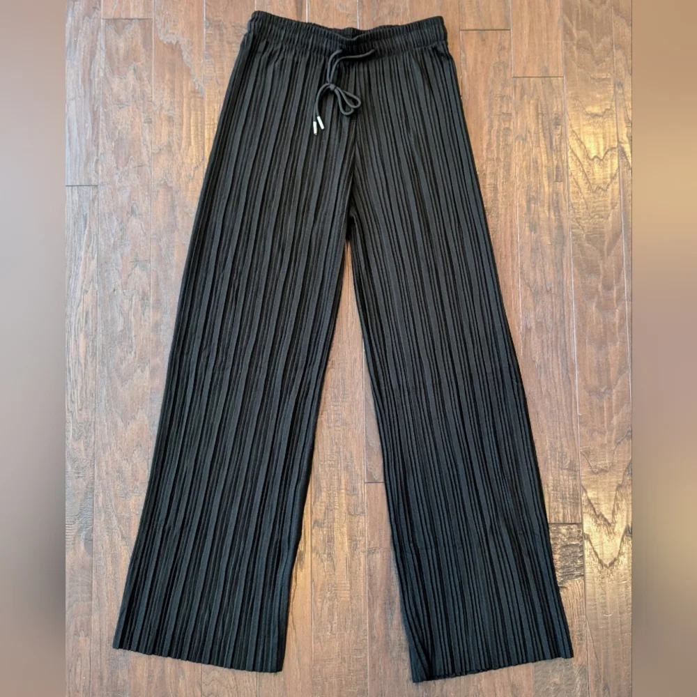 Black Wide-Leg Pleated Pants - Picture 2 of 10